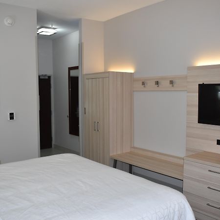 Holiday Inn Express Hotel & Suites Mcpherson By Ihg מראה חיצוני תמונה