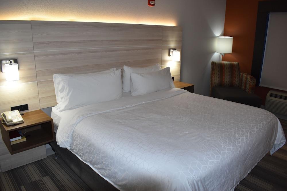 Holiday Inn Express Hotel & Suites Mcpherson By Ihg מראה חיצוני תמונה