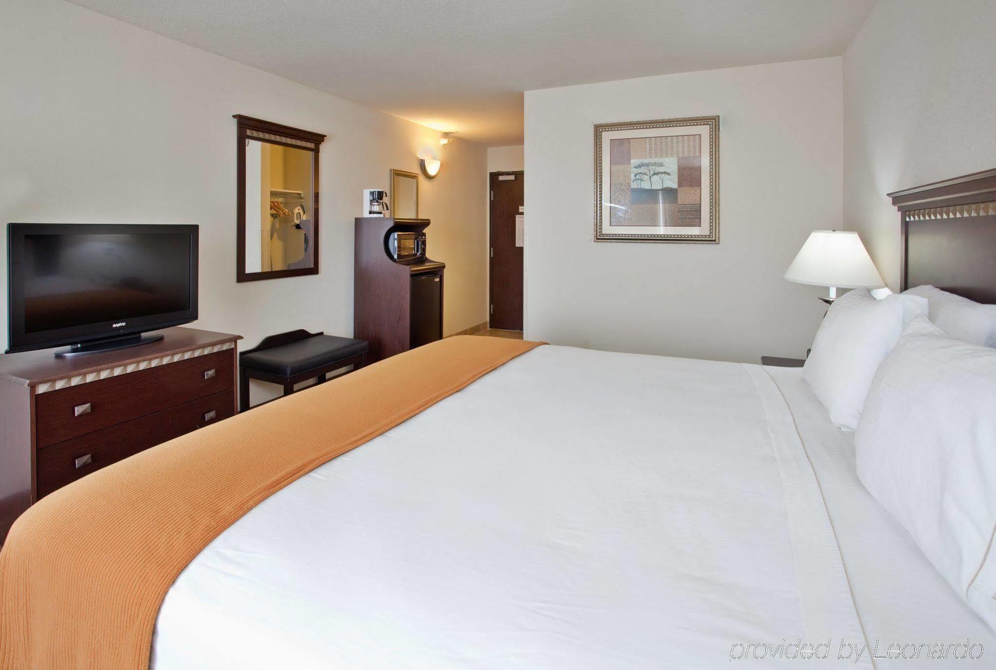 Holiday Inn Express Hotel & Suites Mcpherson, An Ihg Hotel מראה חיצוני תמונה