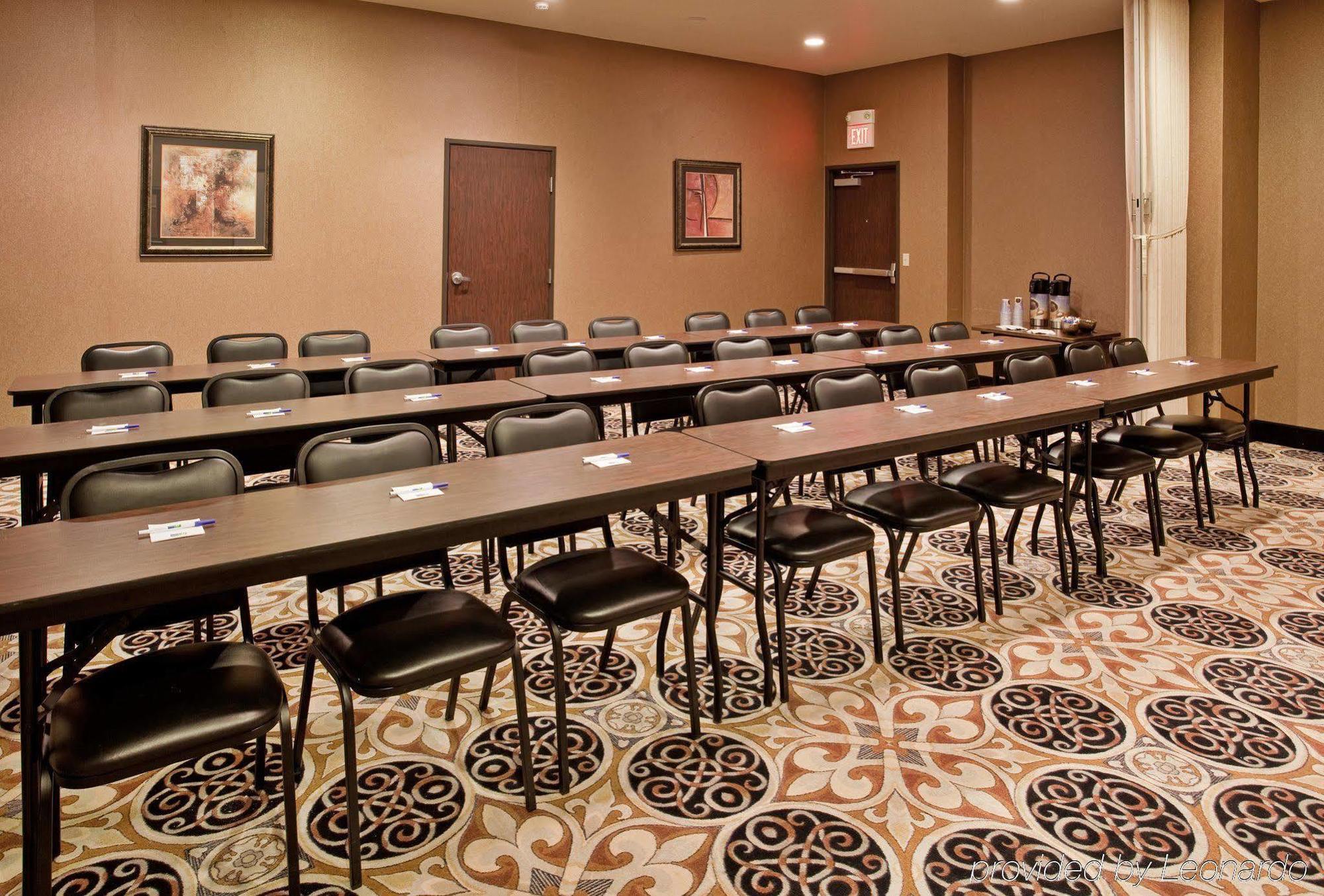 Holiday Inn Express Hotel & Suites Mcpherson By Ihg מתקנים תמונה